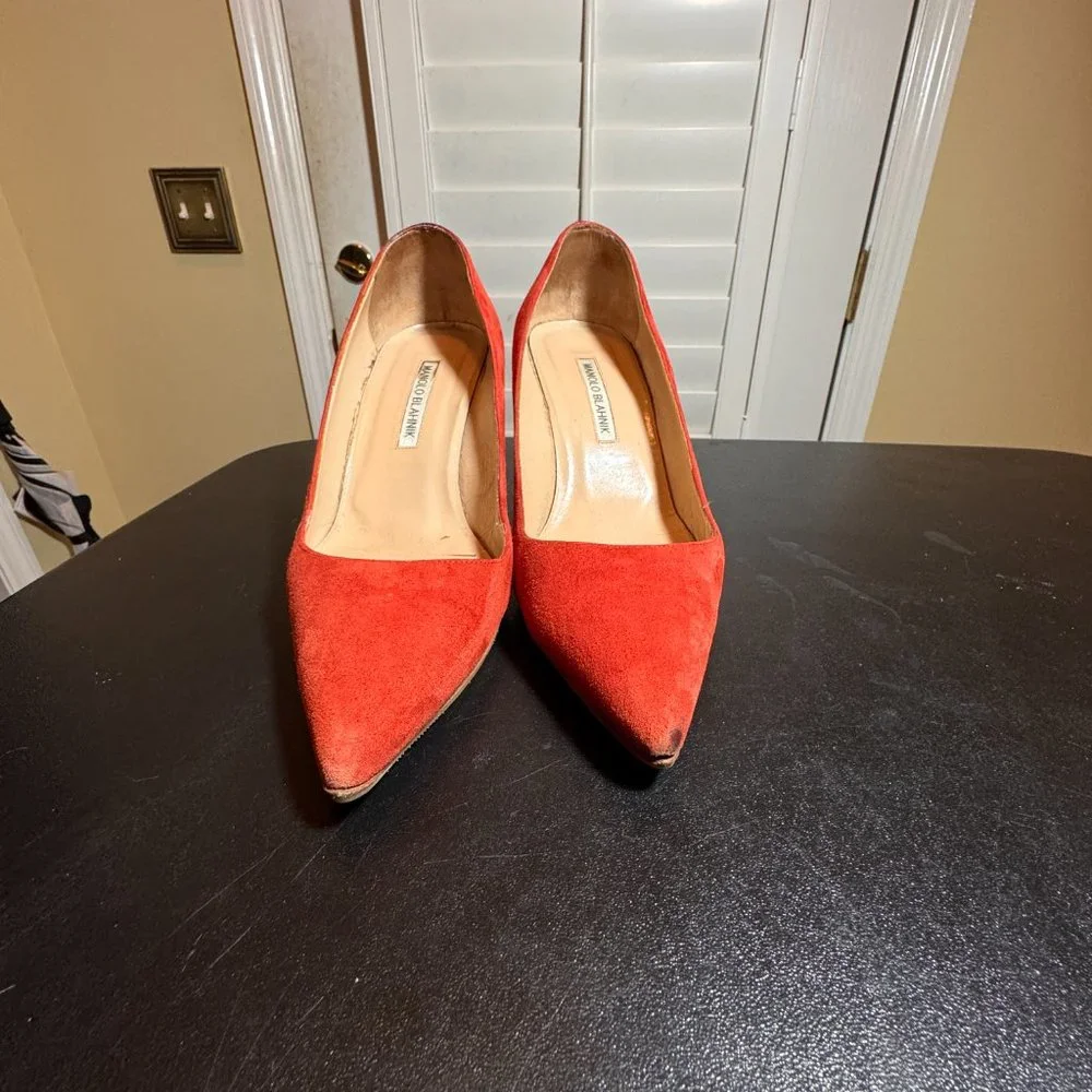 Manolo Blahnik size 38.5 orange suede pump shoes